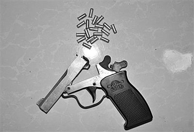 警方從搶劫嫌疑人處起獲的贓款和發(fā)令槍、子彈。警方供圖