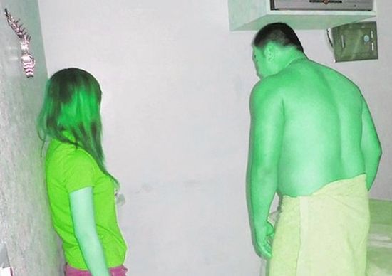 高雄黃姓男子(右)懷疑女友在“喇叭店”兼差，前往調(diào)查順便消費(fèi)時(shí)被警方逮個(gè)正著。(圖／東森新聞)