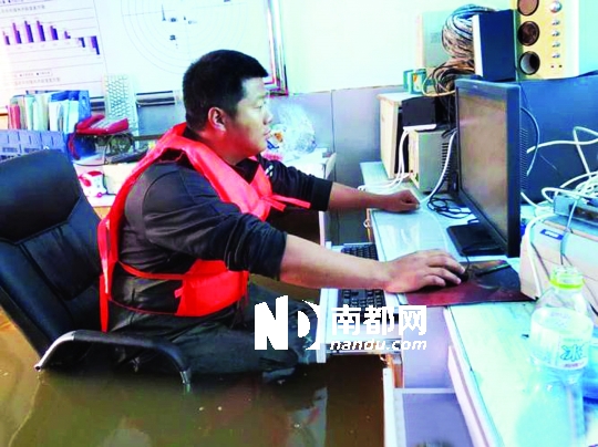 8月31日，黑龍江撫遠(yuǎn)氣象局人員在工作中，洪水已將椅座淹沒。圖片來源：中國(guó)氣象網(wǎng)