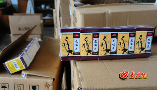 圖為民警現(xiàn)場被查獲的部分假藥。