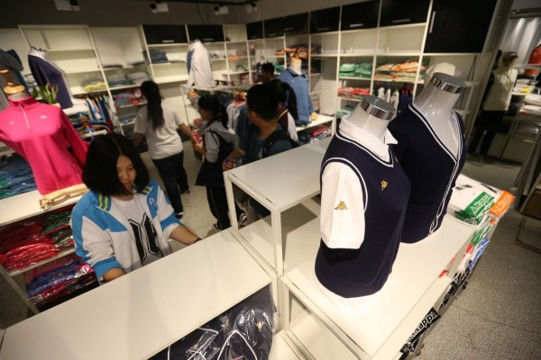 　9月12日，北京，十一學校在推出三大類、超過40款“最潮”校服，吸引學生搶購。