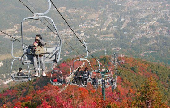 　香山公園“吊籃式”纜車除防護杠外，無其他防護措施。（資料圖）
