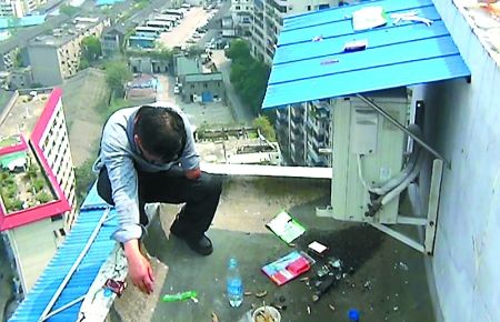 男子蹲在陽臺邊上 男子蹲在陽臺邊上