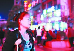 走在燈火闌珊的蘭州街頭，史女士迷茫無助。