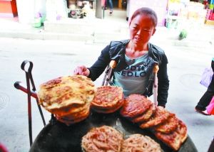 手頭拮據(jù)，每天只能吃一頓飯。