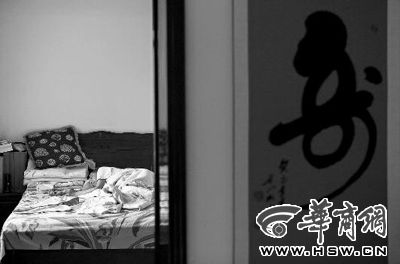 昨日，徐萬發(fā)躺在自家床上，鼻子插著氧氣管 記者張杰攝