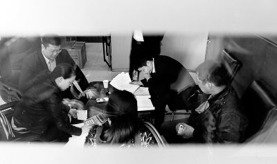 今天上午，喜隆多接待處內(nèi)，市場管理方與商戶核對(duì)租金和抵押金數(shù)目