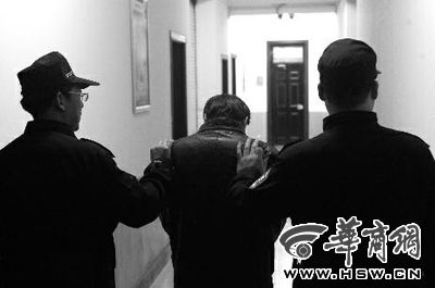 　昨日，西安市長延堡派出所，砍傷醫(yī)生的插隊患者已被警方控制 本報記者 張喆 攝