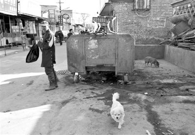 昨日，村民在通州區(qū)馬駒橋的這個垃圾箱旁，發(fā)現(xiàn)一被棄男嬰，急救人員趕到后確認男嬰已死亡。新京報記者 黃月 攝