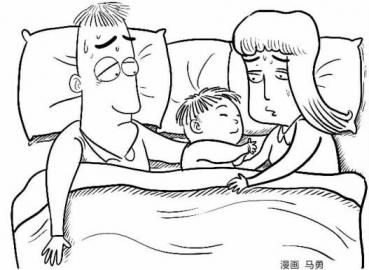 漫畫圖：男孩與父母同床睡。