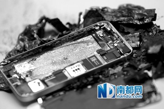 于先生的新iPhone5S手機直接“爆”廢。 南都記者劉有志攝