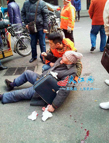 路人拍下的胡志豪幫助老人的現(xiàn)場(chǎng) 路人拍下的胡志豪幫助老人的現(xiàn)場(chǎng)