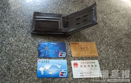 12月24日，長(zhǎng)沙雨花區(qū)美聯(lián)天驕城，當(dāng)事人范先生展示小偷寄回的錢包、身份證和銀行卡。