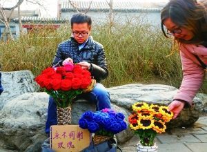 李博文周末在什剎海擺攤賣花。 晨報記者 王巍/攝
