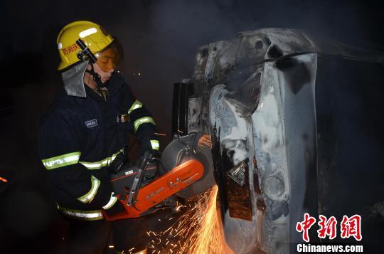 圖為消防人員破拆轎車，尋找4萬元現(xiàn)金。嚴光濤 攝