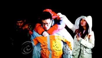 　途中女隊友小妮突發(fā)高燒，男隊員輪流背了她三個小時，直到網友開車來接