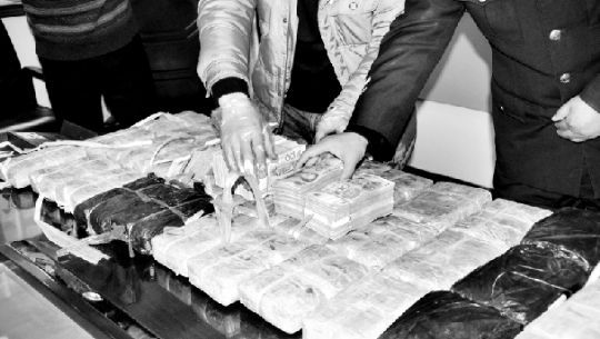 警方收繳的毒品和毒資。警方供圖