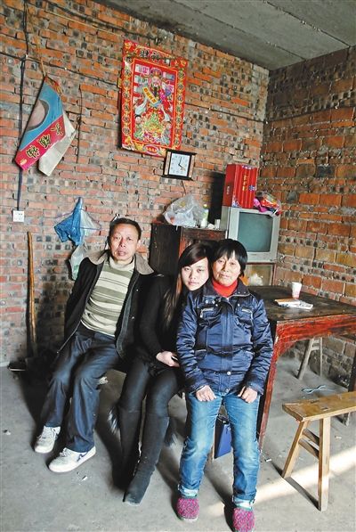 超生女謝先梅(中)、養(yǎng)父謝運才（左）、謝運才的嫂子唐富秀