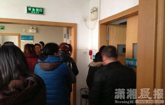 ICU搶救室前家屬。圖|瀟湘晨報(bào)記者 陳斌 ICU搶救室前家屬。圖|瀟湘晨報(bào)記者 陳斌