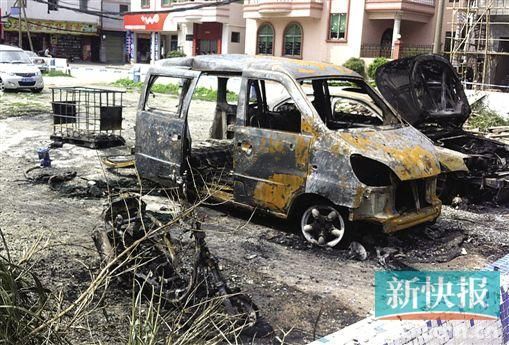 涉事面包車燒剩鐵殼。