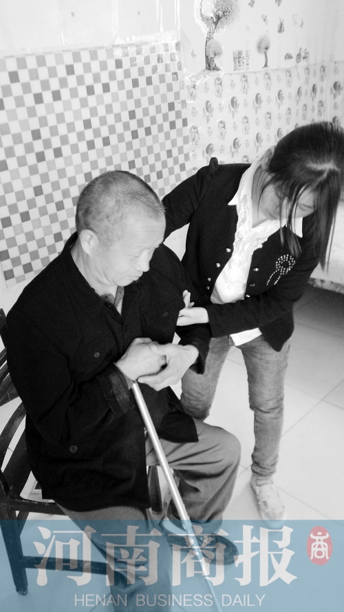 為了方便照顧爸爸，曾現(xiàn)春在學(xué)校旁邊租了一間房子