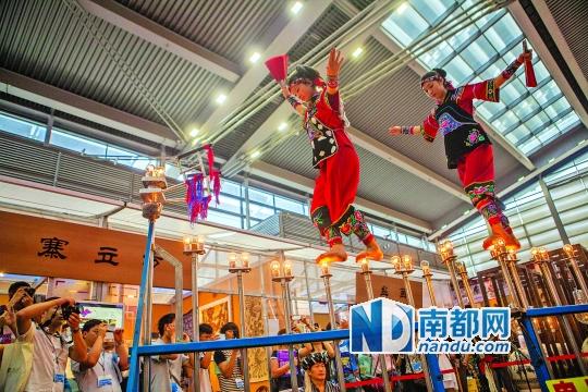2號展館，苗族姑娘表演踩燈泡絕技《電光玫瑰》，赤腳踩上40瓦的燈泡并做出高難度動作。 南都記者 霍健斌 攝