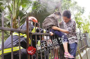 消防人員正在施救 消防人員正在施救