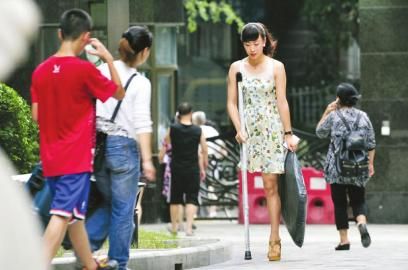 7月11日，阿依穿著高跟鞋在小區(qū)拿快遞。