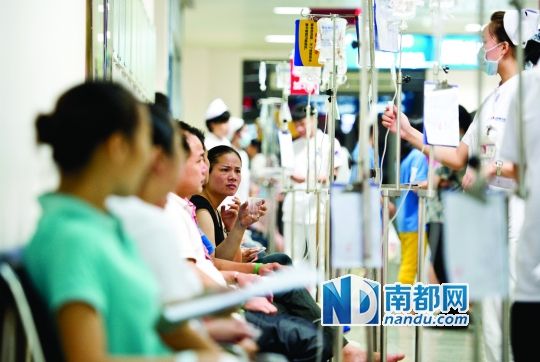 醫(yī)院走道坐滿了打吊針的員工。