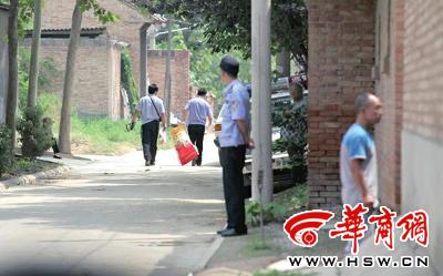 昨日，西安市閻良區(qū)譚家村，警方在事發(fā)的孫某家里勘查現(xiàn)場后，將提取的物證帶走 記者 黃利健 攝
