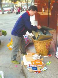 王光偉靠收廢品拾荒為生，每月僅有1000元的微薄收入。