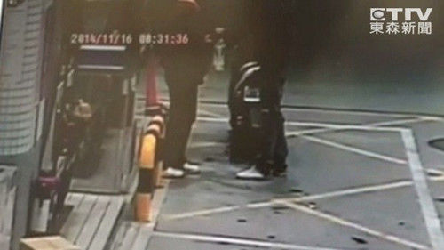 監(jiān)視器拍下男子騎車到加油站買由。圖自東森新聞