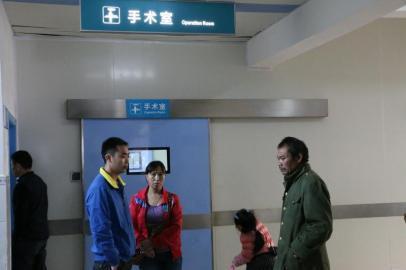 宇宇的父母和爺爺一直守候在手術(shù)室外。