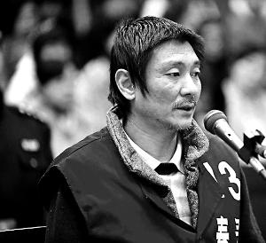 庭審時(shí)，鄭東稱自己想隨女兒一起去，請(qǐng)求法院判他死刑立即執(zhí)行
