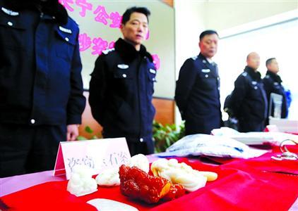 昨天，上海市公安局長(zhǎng)寧分局向管轄區(qū)內(nèi)市民發(fā)放被盜物品。