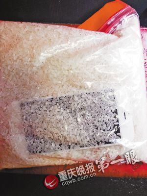 落水后，把手機(jī)放進(jìn)大米里吸水