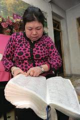 背單詞，是很多學生學習英語時最頭疼的事兒，而西安51歲大學英語老師李艷芝在兩年內背完《英漢大詞典》22萬個英語詞匯，學生稱贊其為一本活的《英漢大詞典》；兒子自小患有自閉癥，生活不能自理，20年前又與丈夫離婚，面對生活的不幸，她秉承“你必須一直向前”的信念。