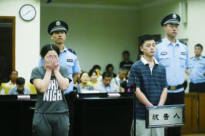 聽(tīng)到判決，賈某（左）哭了起來(lái)。一直到被帶離法庭，夫妻倆沒(méi)說(shuō)一句話(huà)