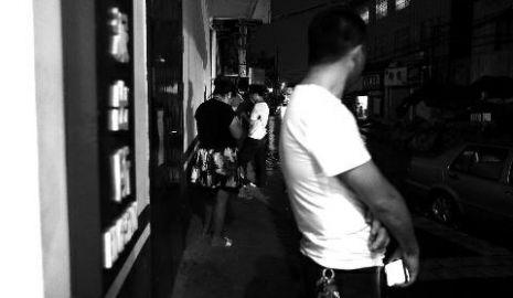 通過聊天軟件陌陌，男子小黃認識了女孩小李，兩三天后，兩人就住到了一起。但好景不長，兩人在一起僅過了十幾天，戀愛關(guān)系即破裂，小黃稱曾給小李花了一萬余元。日前，小黃以詐騙為由將小李帶到派出所。