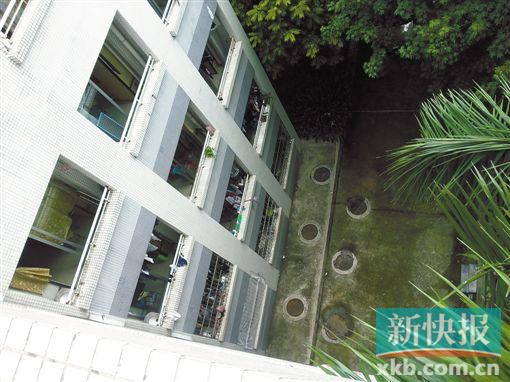 據(jù)目擊者稱,當(dāng)時墜樓者躺在右排中、下兩個井蓋中間附近。