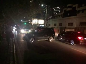 10月22日被推到路面的車攔住了公交車。（圖據(jù)網(wǎng)絡(luò)）