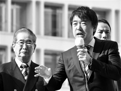 29日，日本著名極右翼分子石原慎太郎（左）和新生代右翼政客橋下徹在東京街頭演講拉票。