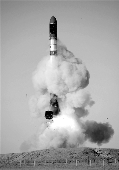 　2007年6月15日，俄羅斯在哈薩克斯坦的軍事場(chǎng)地試射一枚“RS-20”導(dǎo)彈。尚未有媒體公布新型固