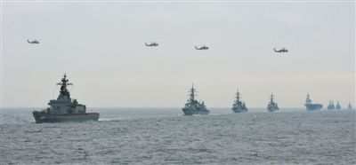2012年10月14日，日本海上自衛(wèi)隊舉行閱艦式。2013年，日本自衛(wèi)隊時隔11年首增防衛(wèi)預(yù)算。資料圖片
