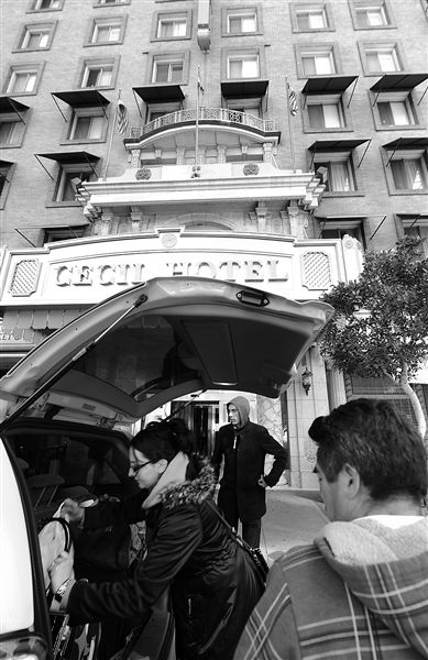 20日，美國洛杉磯，塞西爾酒店房客薩拜娜乘出租車離開酒店。由于擔心水質受到污染，目前已有27戶房客離開塞西爾酒店。