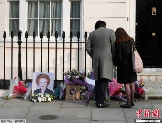 當(dāng)?shù)貢r(shí)間2013年4月8日，英國(guó)倫敦，民眾在英國(guó)前首相撒切爾夫人位于倫敦的住所前進(jìn)行悼念活動(dòng)。