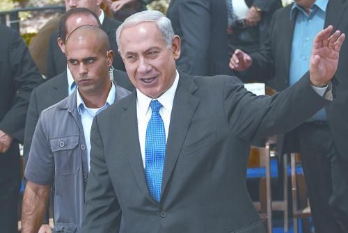 經(jīng)以總理內(nèi)塔尼亞胡主持的內(nèi)閣秘密會(huì)議決定，以空軍接連對(duì)敘利亞多處目標(biāo)實(shí)施空襲。圖為內(nèi)塔尼亞胡5日出席內(nèi)閣會(huì)議。