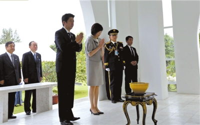 25日，緬甸仰光，安倍偕妻子參拜“二戰(zhàn)陣亡日軍墓”。圖/CFP