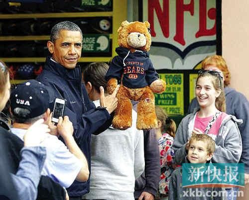 奧巴馬游戲店玩投球5中0 店主拿泰迪熊安慰 奧巴馬游戲店玩投球5中0 店主拿泰迪熊安慰