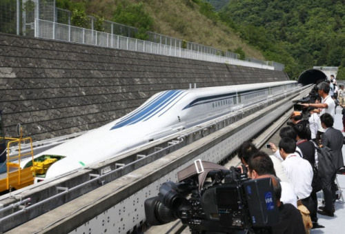 日本最新型磁懸浮列車登場(chǎng)，時(shí)速為500公里。